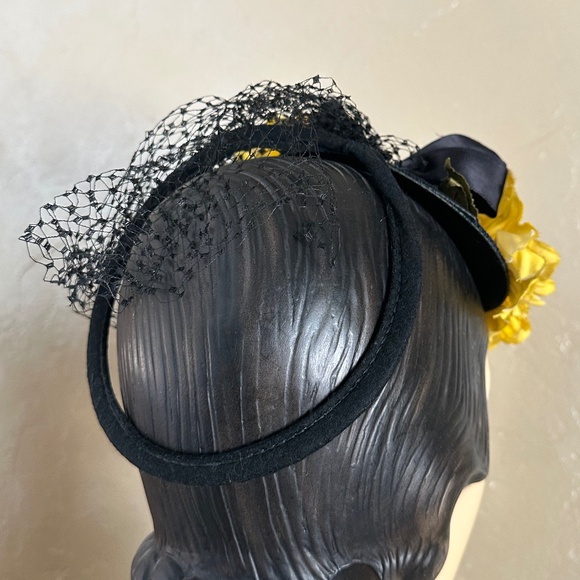 CHEERFUL 1930s\' BLACK FELT TILT HAT + YELLOW FABRIC FLOWERS main image 7